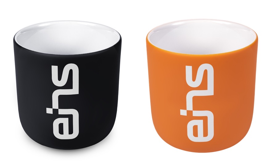 eins Kaffeebecher - orange & schwarz